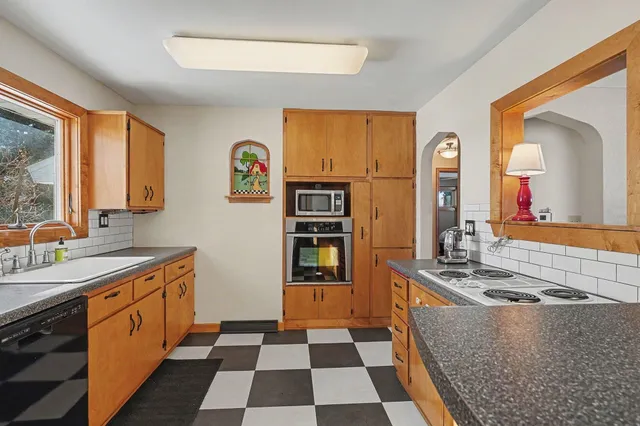 $460,000 | 1985 County Road J, Baldwin, WI 54002