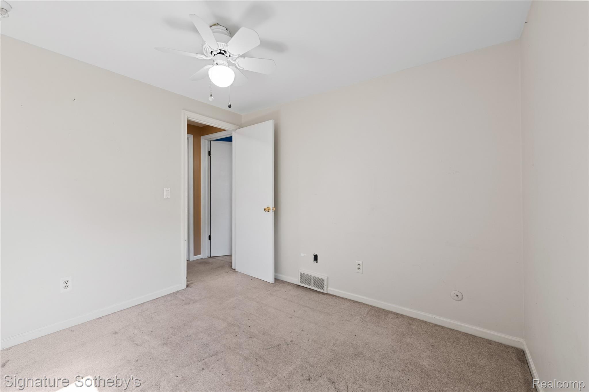 1312 Merry Road Waterford, MI 48328 - Photo 13 of 32 Neutral-toned walls complement the light-colored carpeting