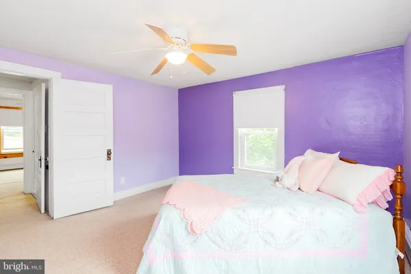 a view of empty room with window