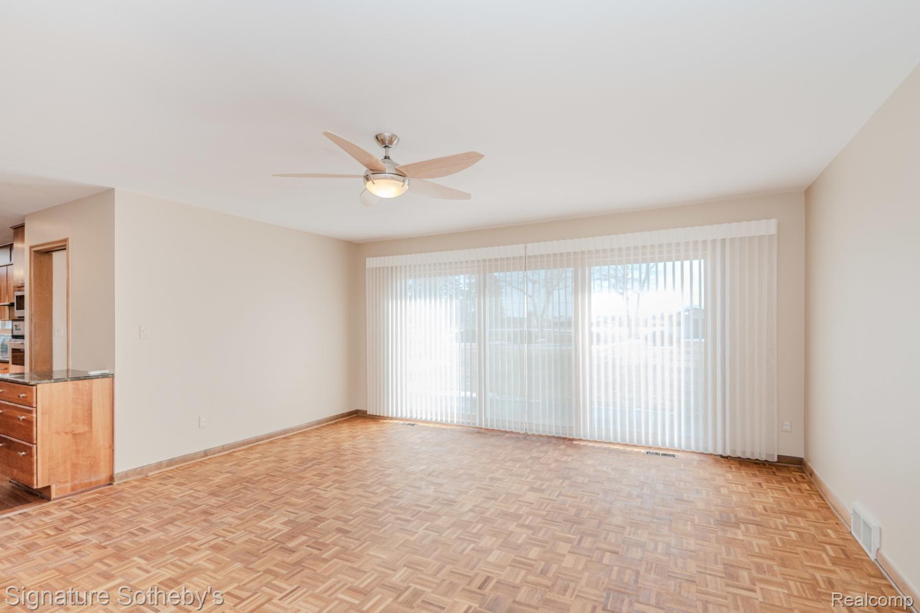 11416 East 13 Mile Road Warren, MI 48093 - Photo 24 of 94 Family room