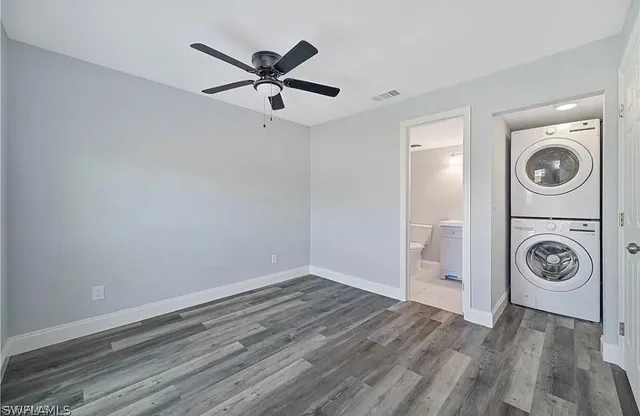 a view of a livingroom with washer and dryer