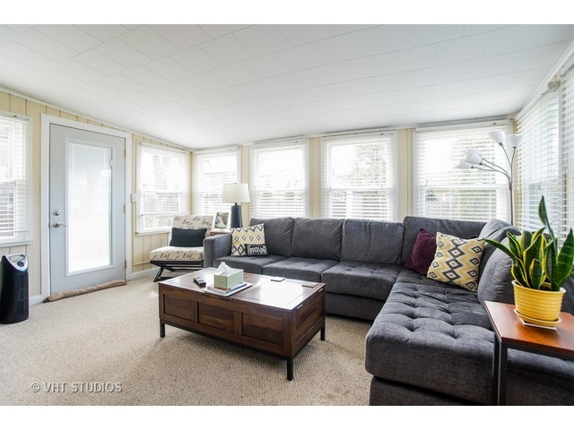 1813 Marguerite Street Park Ridge, IL 60068 - Photo 7 of 15 a living room with furniture and windows