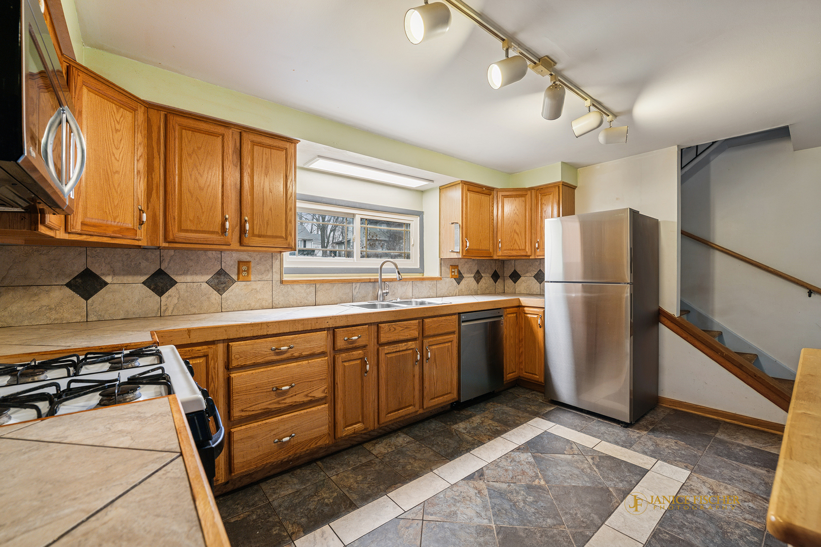 418 Glen Garry Road Cary, IL 60013 - Photo 3 of 15 a kitchen with sink cabinets and refrigerator