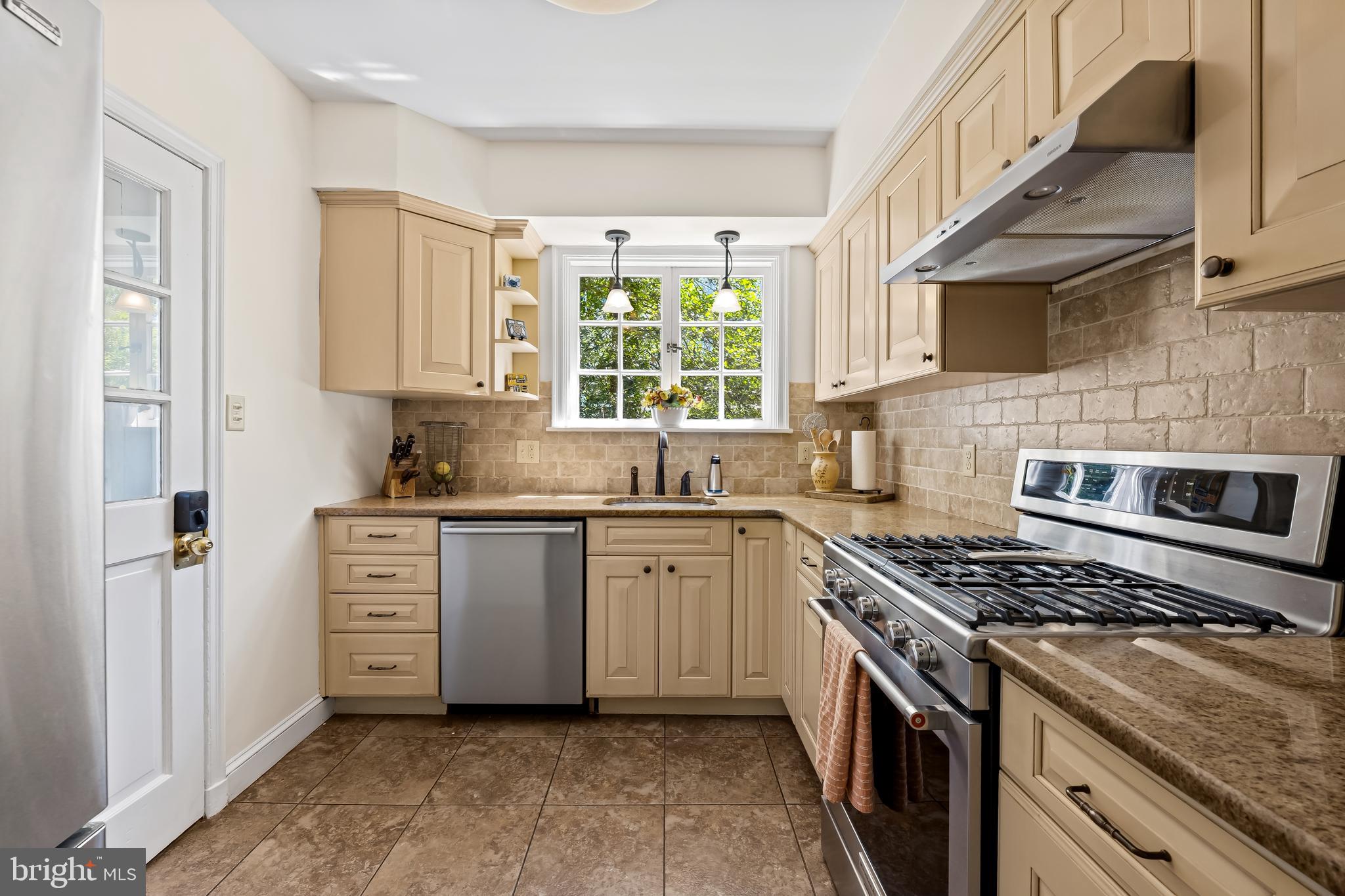 330 Broadmoor Road Baltimore, MD 21212 - Photo 9 of 40