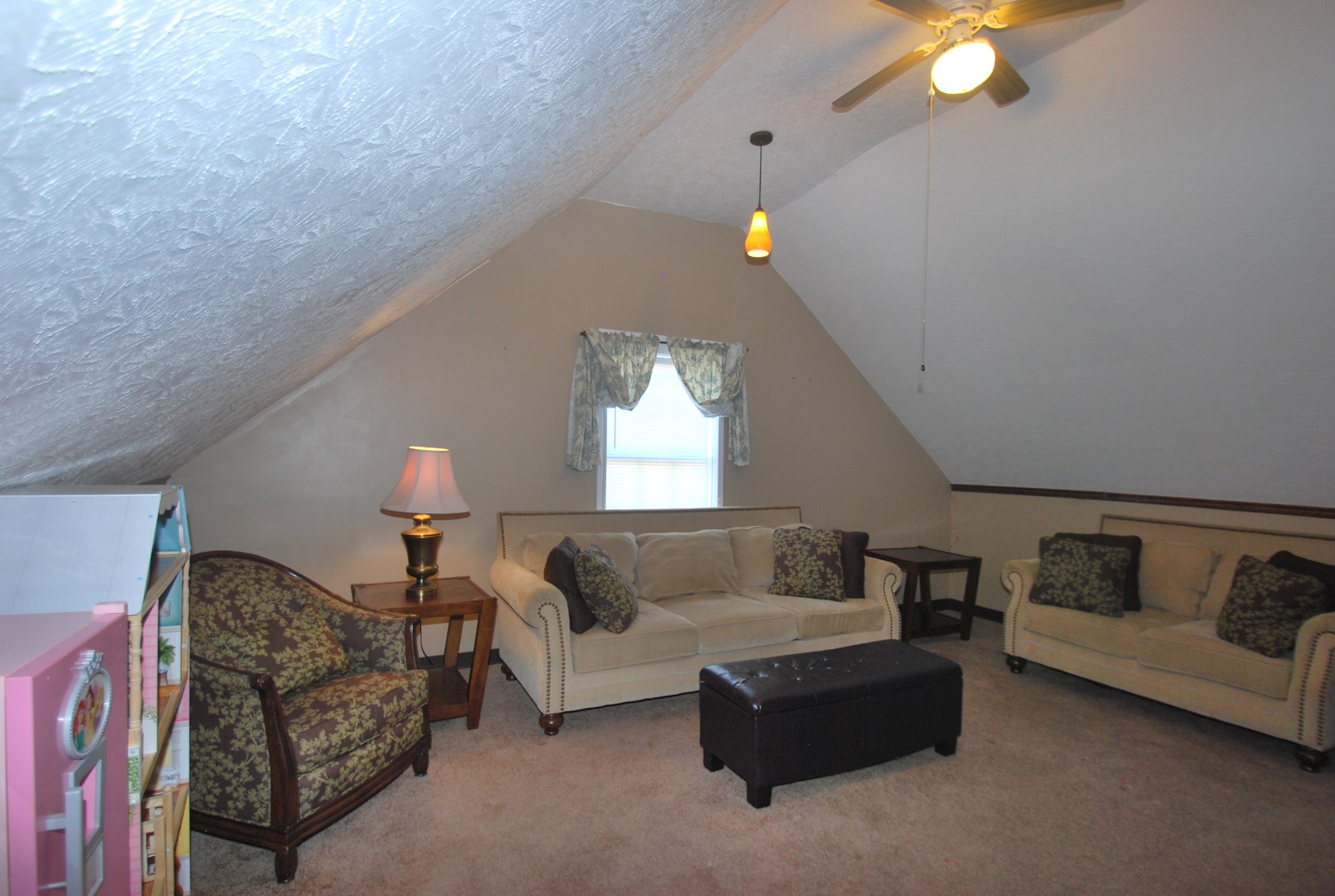 822 Red Hollow Drive Springfield, TN 37172 - Photo 17 of 19 a living room with furniture and a lamp