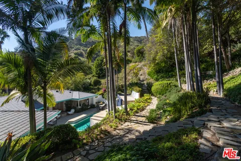 a view of yard with green space