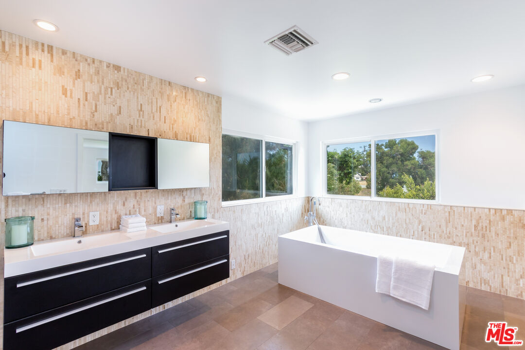 28929 Wight Road Malibu, CA 90265 - Photo 14 of 22