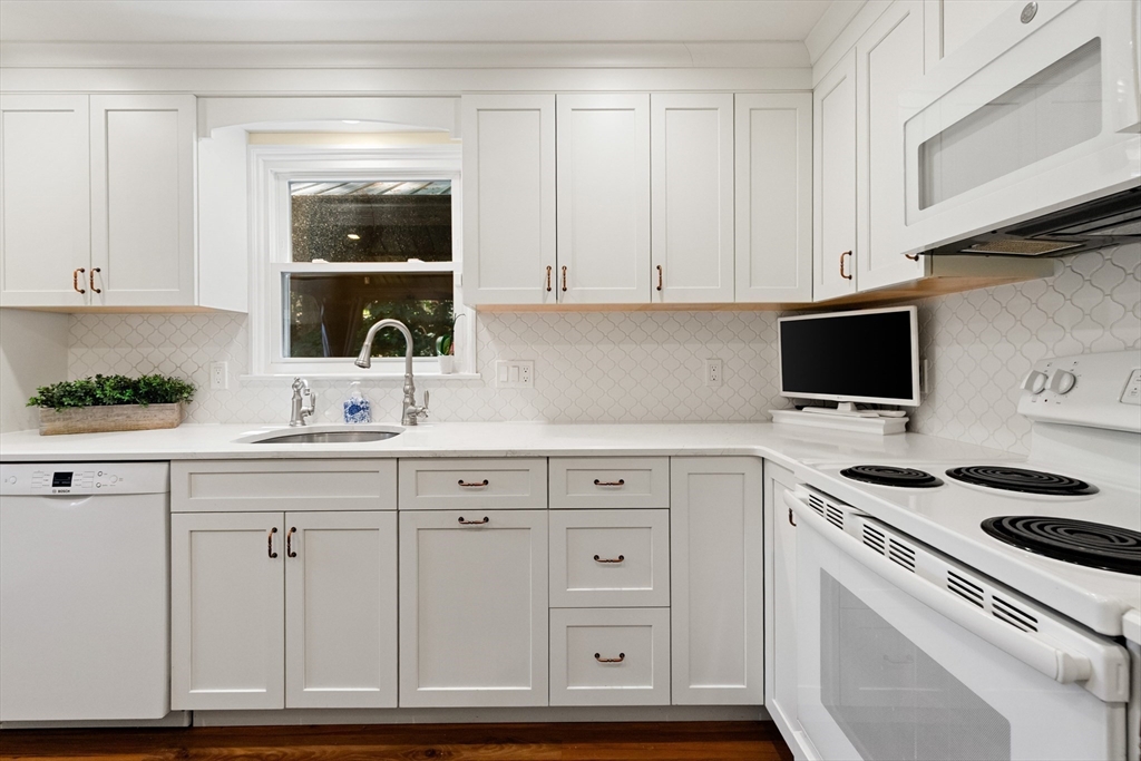 31 Hiawatha Road Woburn, MA 01801 - Photo 6 of 29