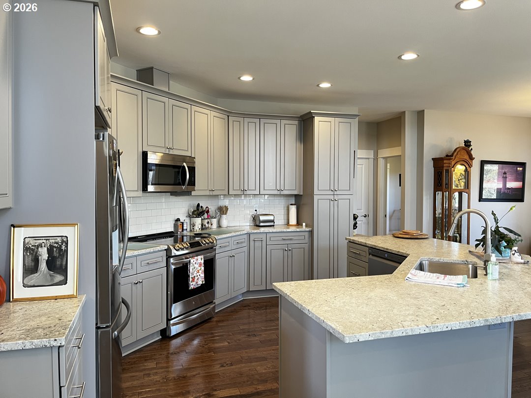 88097 Lake Point Drive Florence, OR 97439 - Photo 15 of 48 a kitchen with a sink stove top oven and refrigerator