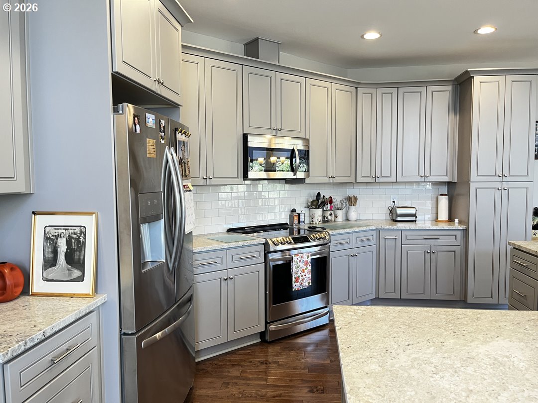 88097 Lake Point Drive Florence, OR 97439 - Photo 19 of 48 a kitchen with stainless steel appliances granite countertop a refrigerator stove and sink