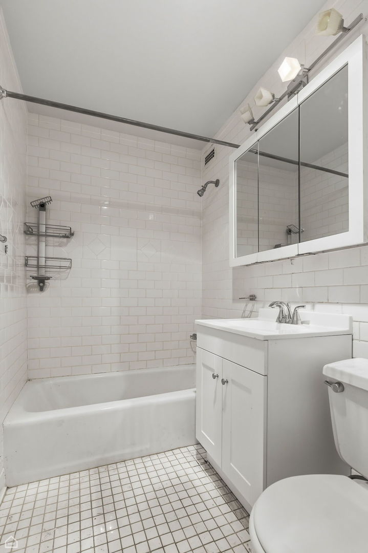 1700 East 56th Street, Unit 703 Chicago, IL 60637 - Photo 9 of 11