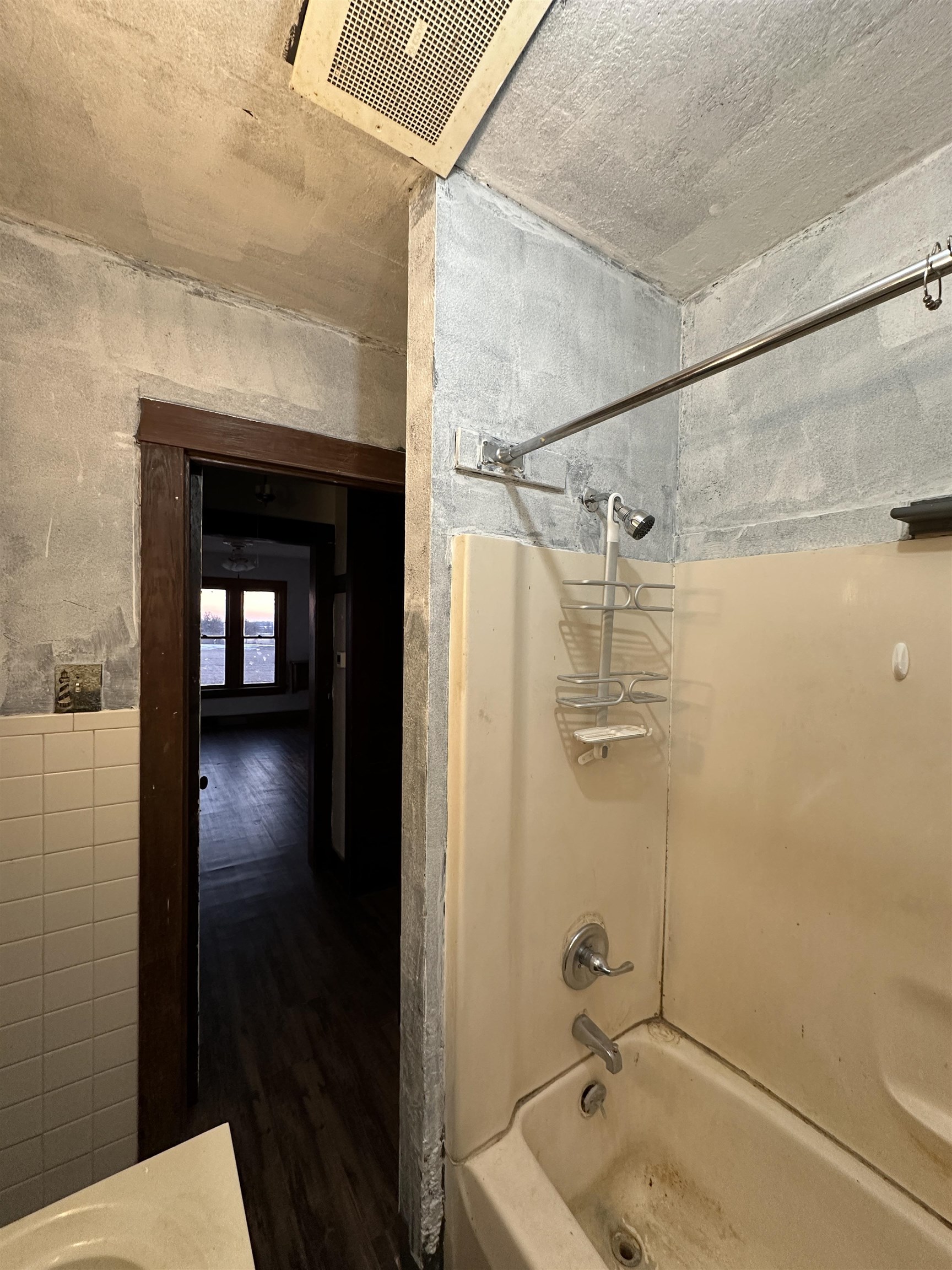 2750 North Henderson Road Freeport, IL 61032 - Photo 9 of 19 a bathroom with a shower and a sink