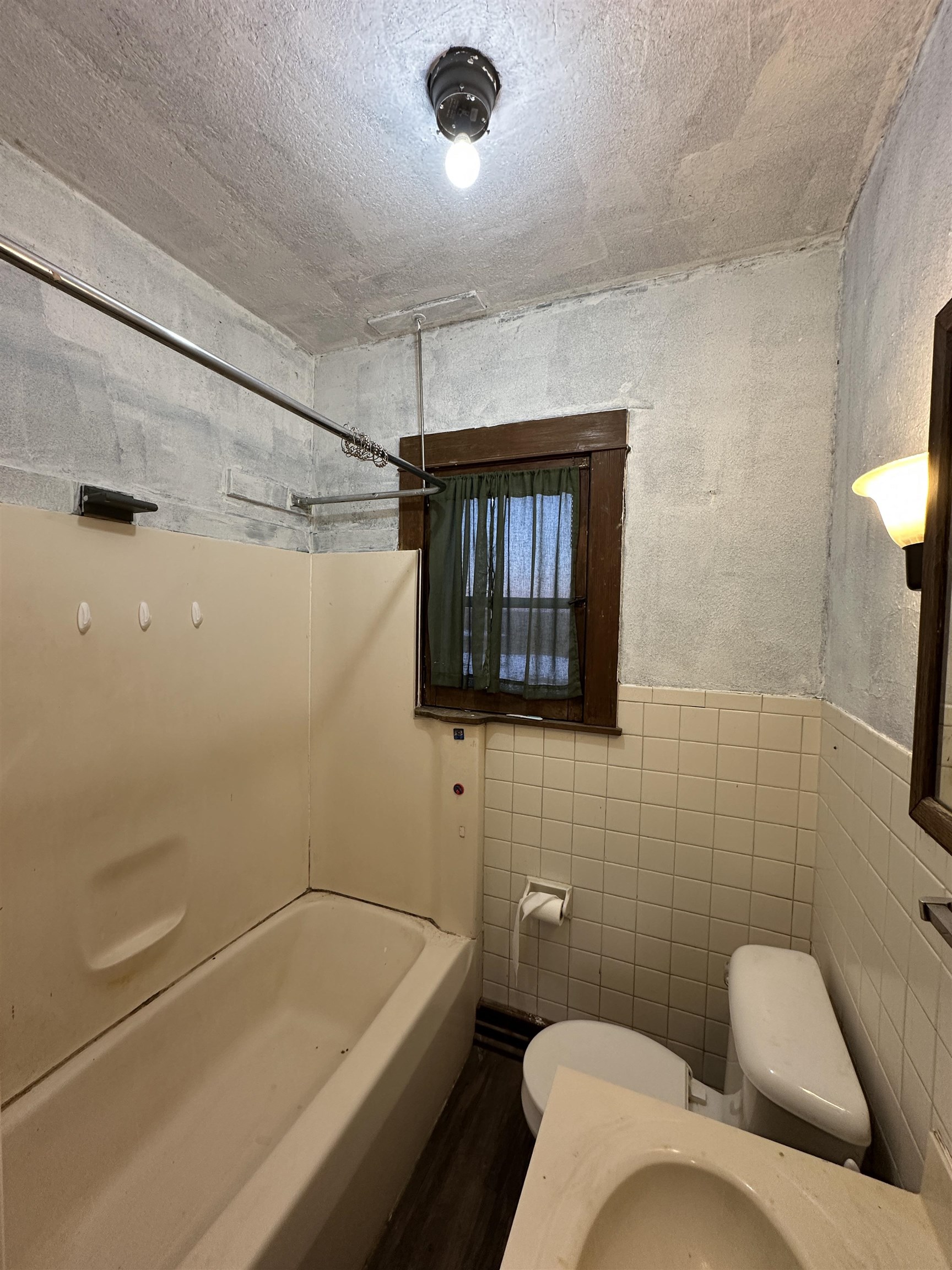 2750 North Henderson Road Freeport, IL 61032 - Photo 10 of 19 a bathroom with a sink a toilet and shower