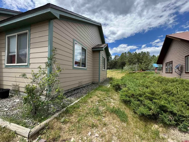 a view of a house with a yard