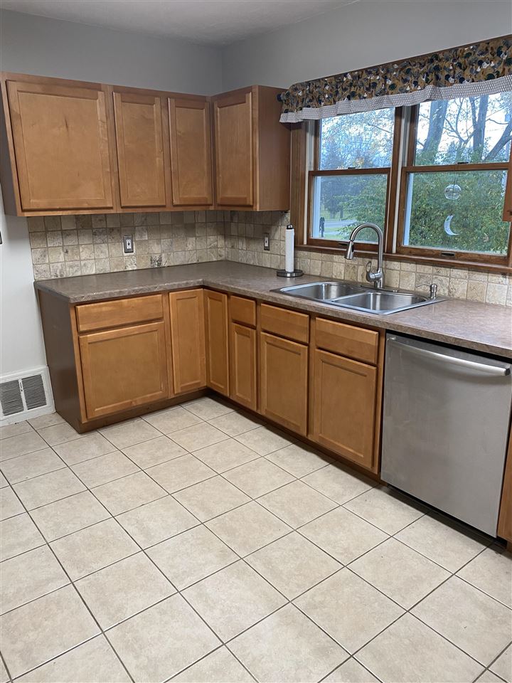 6255 North Seymour Road Flushing, MI 48433 - Photo 7 of 20 50060797-6.JPG