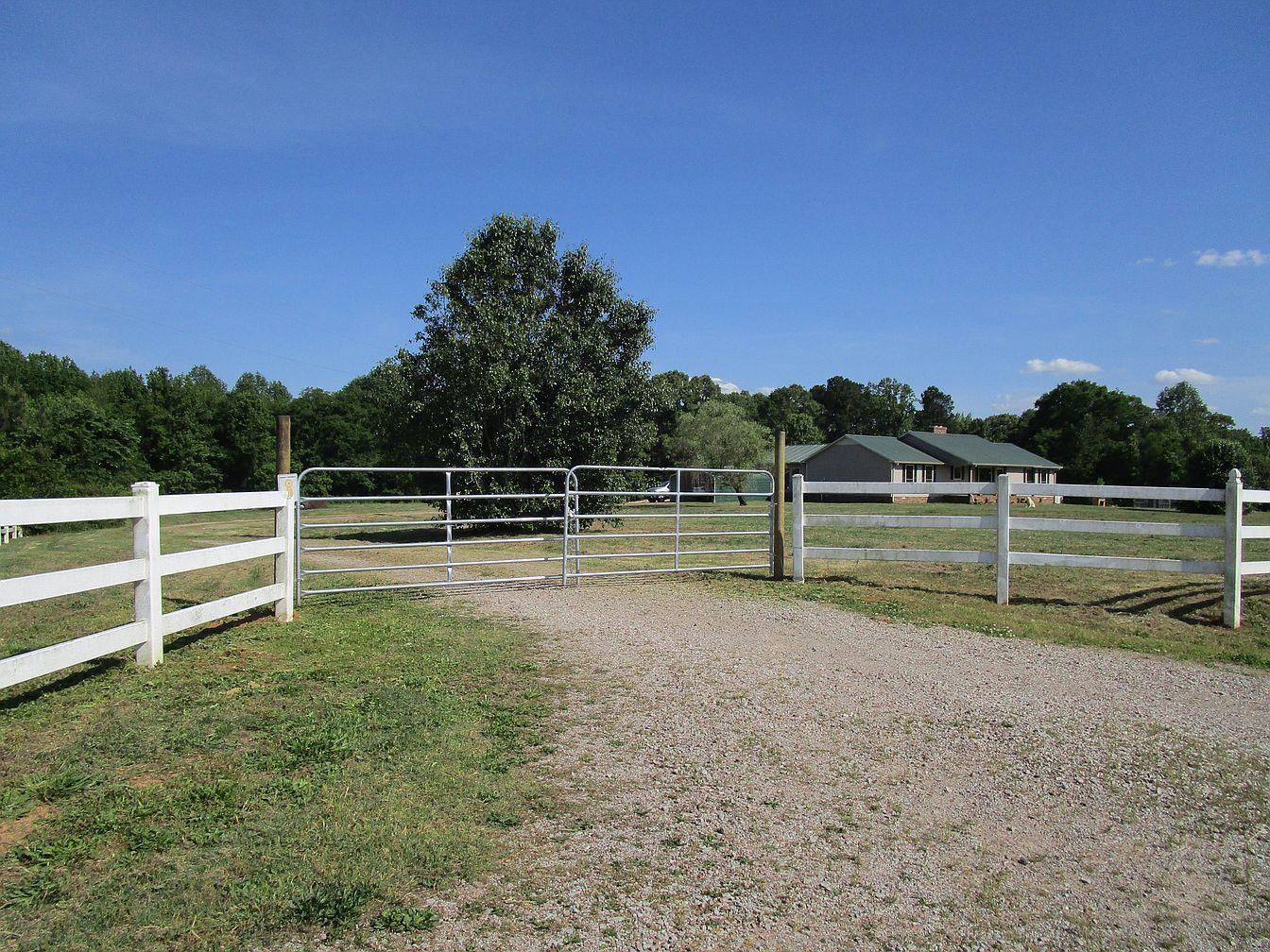 5201 Purdy Road Selmer, TN 38375 - Photo 2 of 28 Gallery Image 2