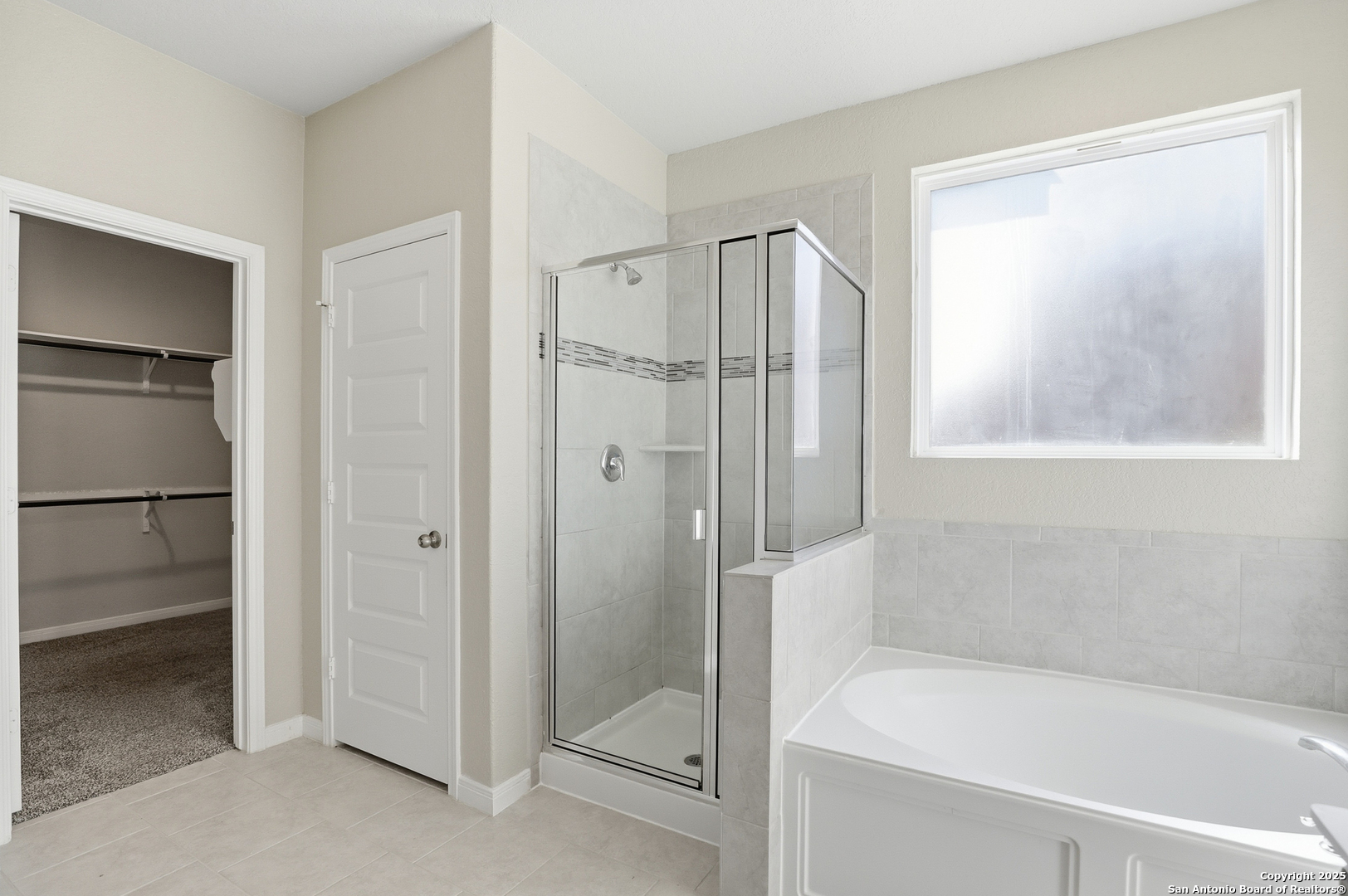 5002 Longhorn Converse, TX 78109 - Photo 17 of 36 a bathroom with a bathtub and a shower
