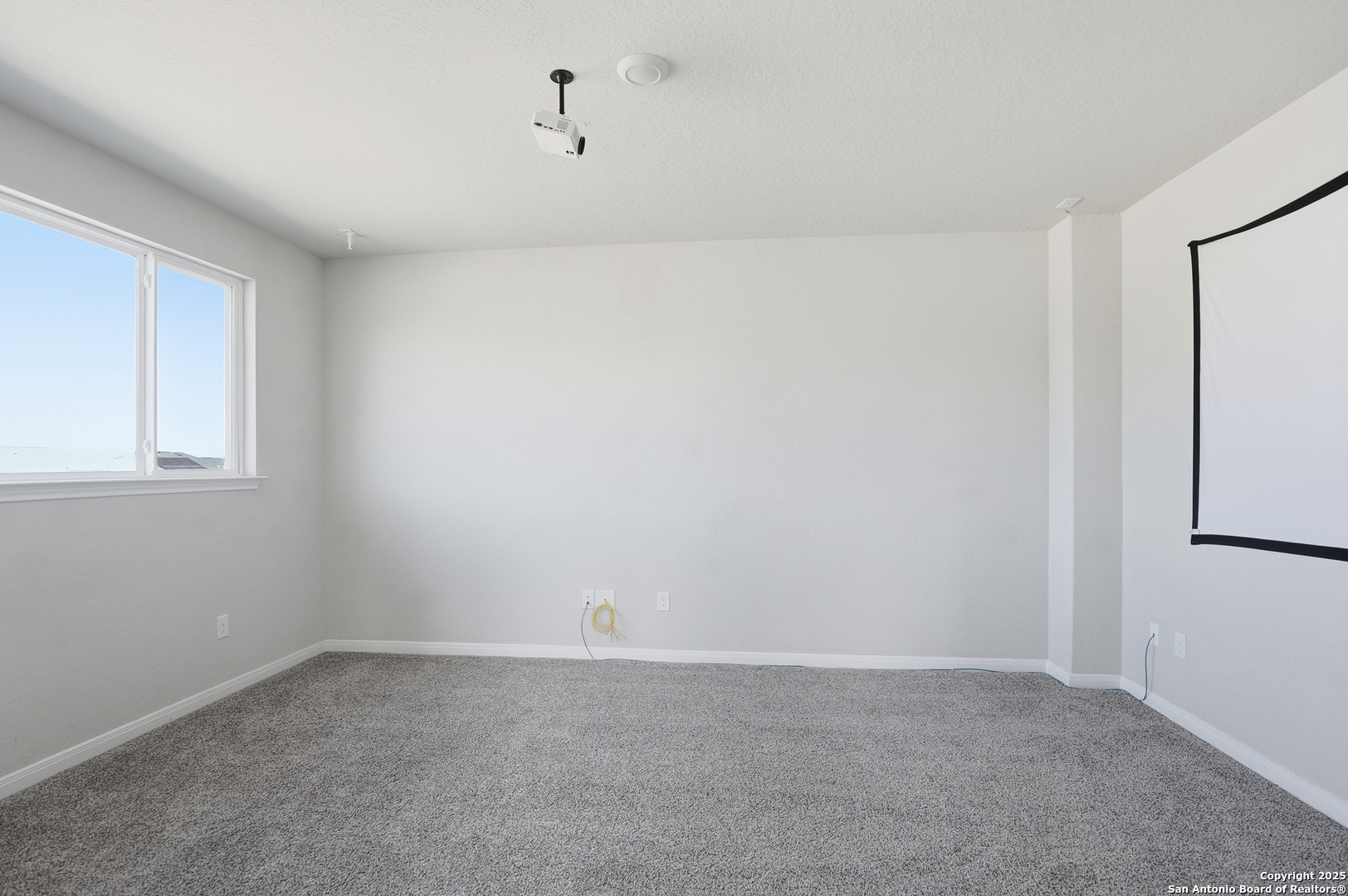 5002 Longhorn Converse, TX 78109 - Photo 23 of 36 a room that has a window in it