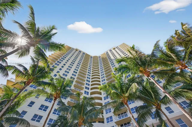 $3,400 | 19501 West Country Club Drive, Unit 313, Aventura, FL 33180