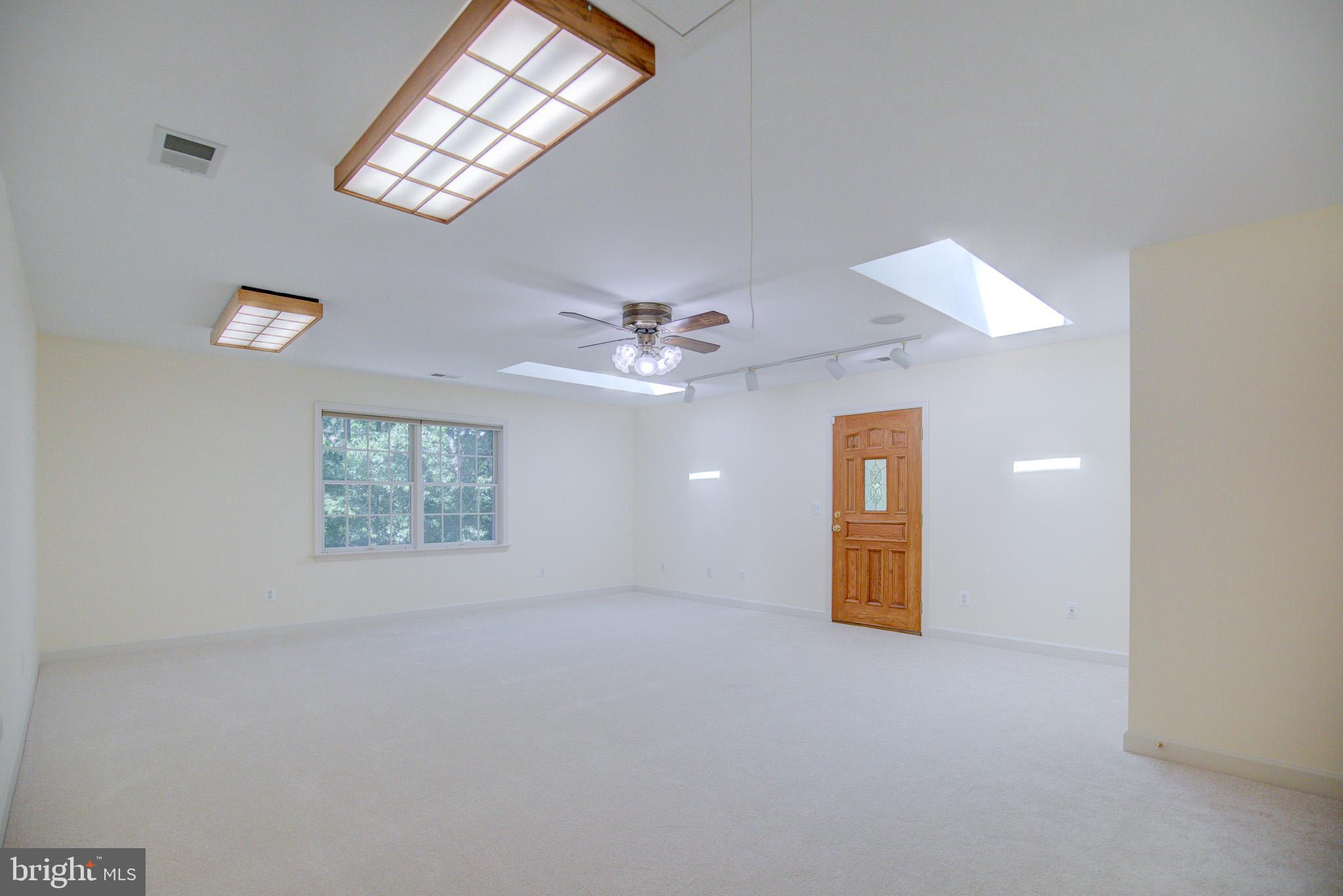 813 Blacks Hill Road Great Falls, VA 22066 - Photo 54 of 92 Large UL 4th Bedroom w/ access to rear deck!