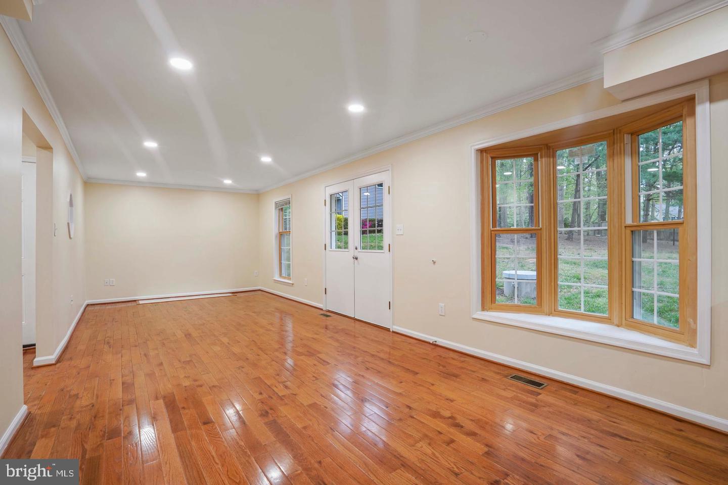 5105 Pheasant Road Fairfax, VA 22030 - Photo 8 of 32 Spacious room with natural light.