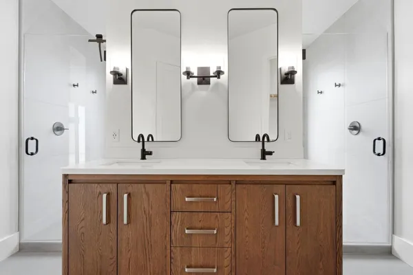 a view of entryway with a yard