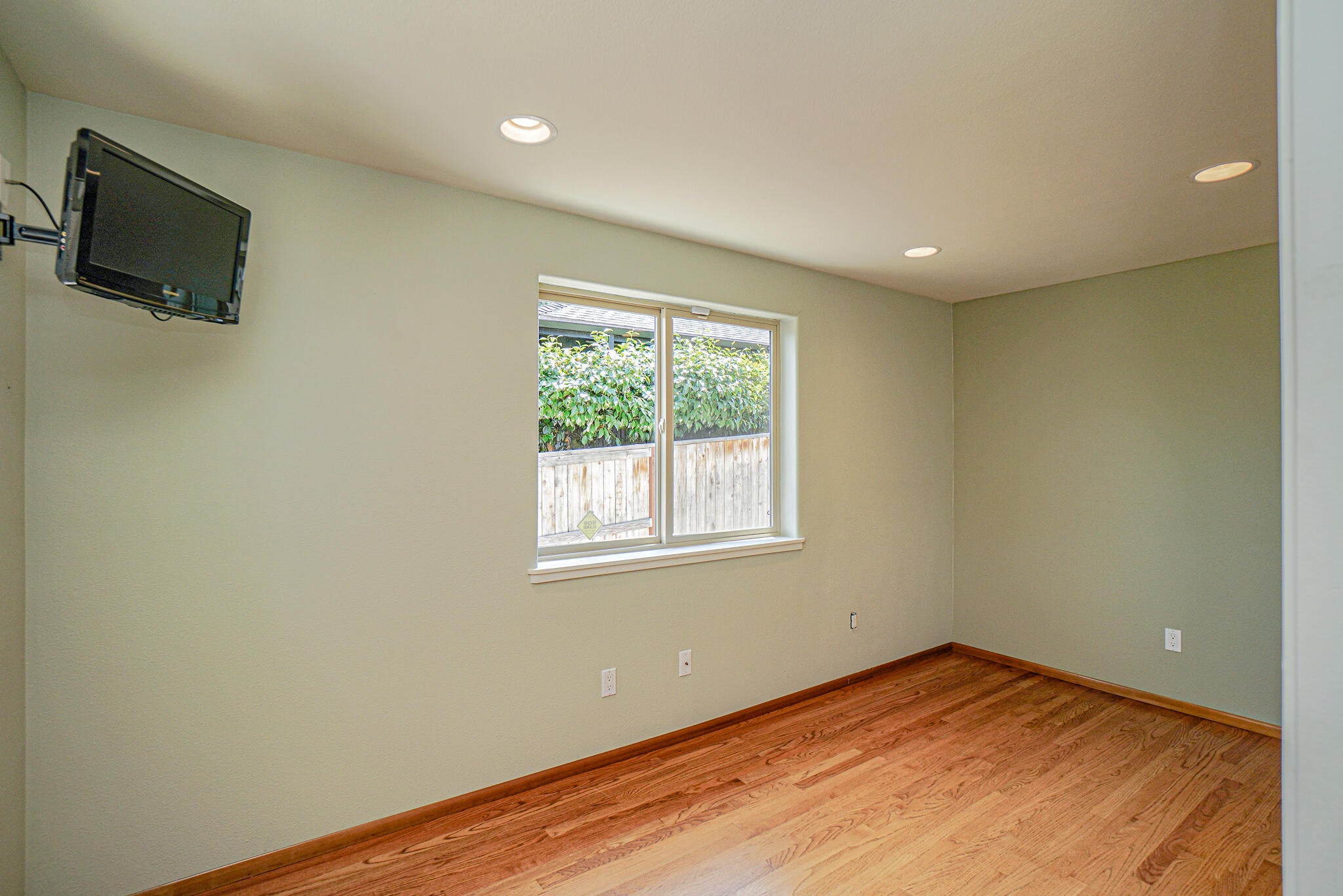 101 South Foothill Road Medford, OR 97504 - Photo 25 of 60 Extra room off of primary bedroom
