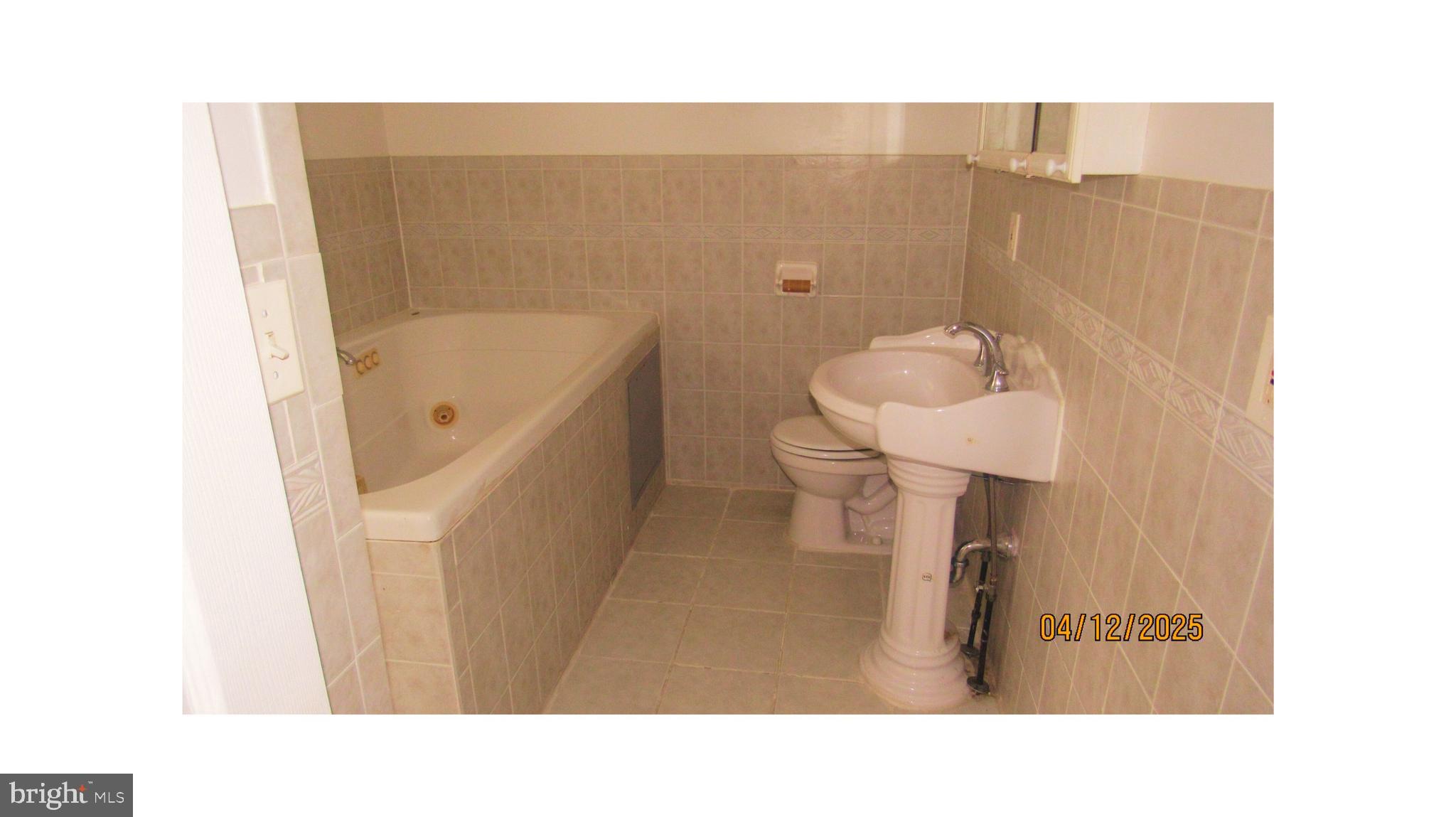 225 56th Place Northeast Washington, DC 20019 - Photo 11 of 30 2ND LEVEL MASTER BATH