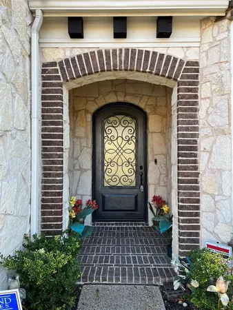a view of entryway with a flower in a pots