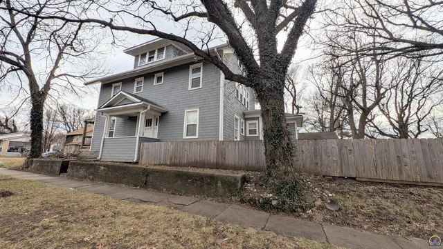 $205,900 | 1127 Washington Street, Emporia, KS 66801