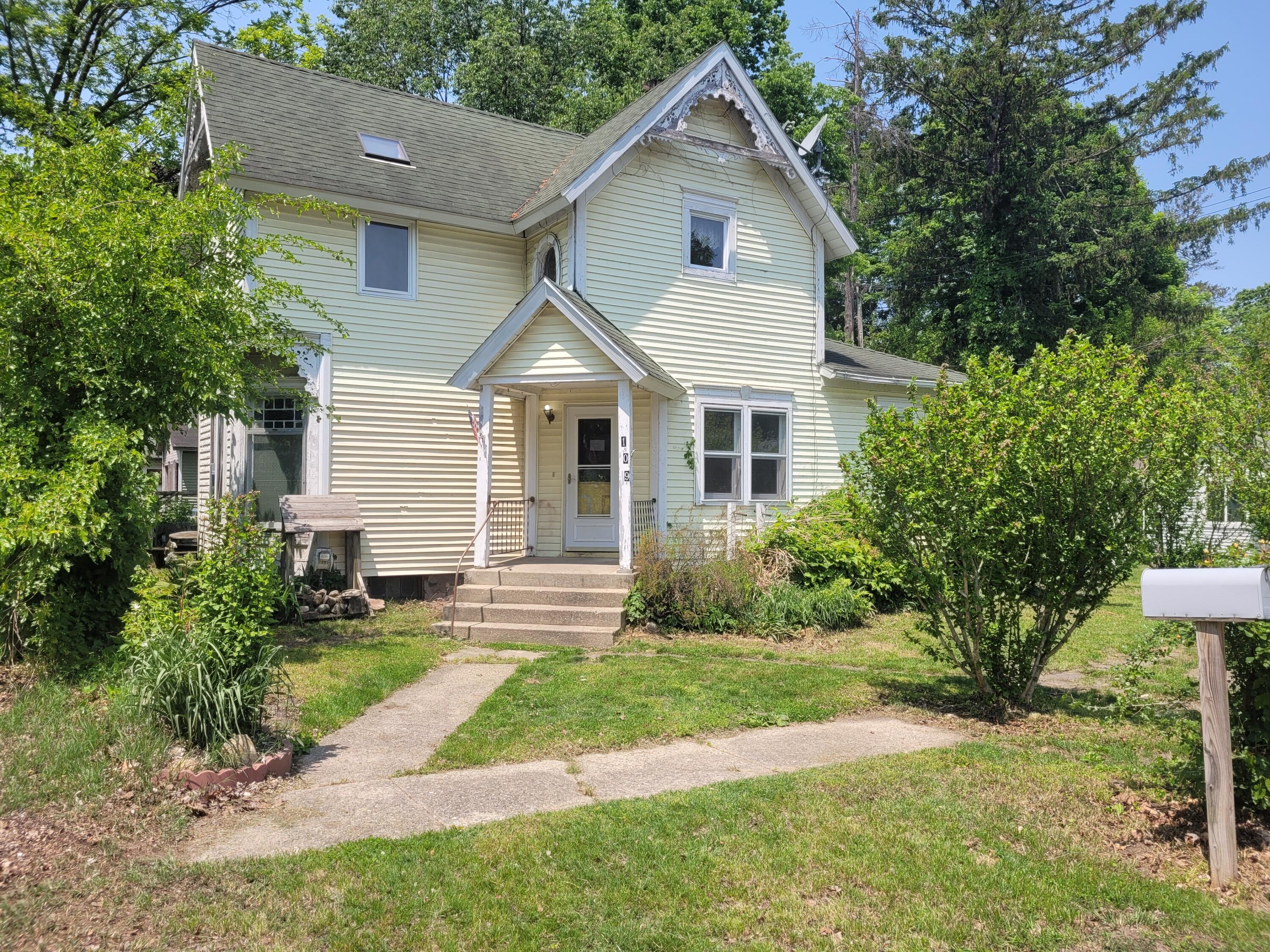 109 2nd Street Lawrence, MI 49064 - Photo 1 of 40 20250602_125613