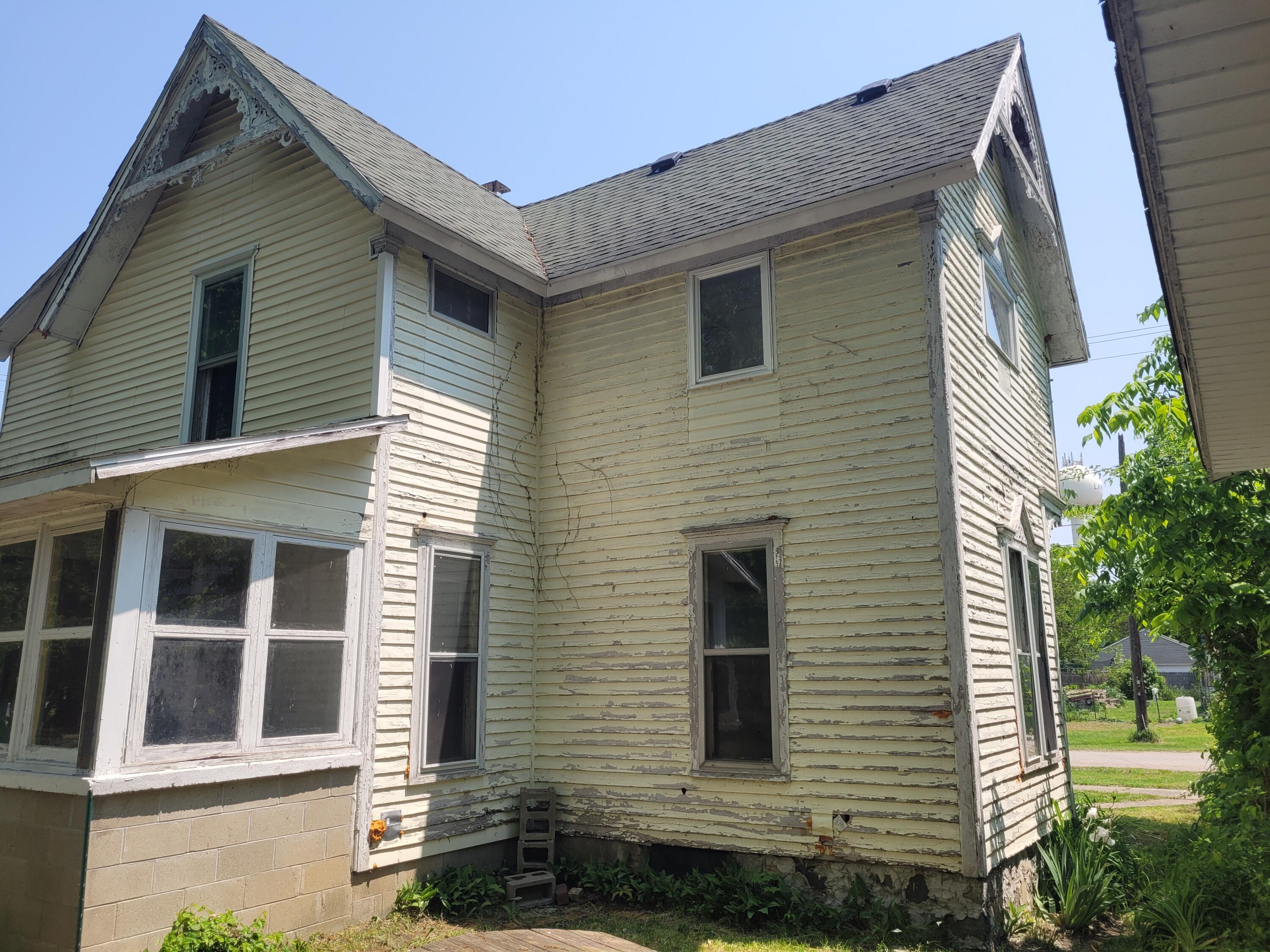 109 2nd Street Lawrence, MI 49064 - Photo 6 of 40 20250602_125835