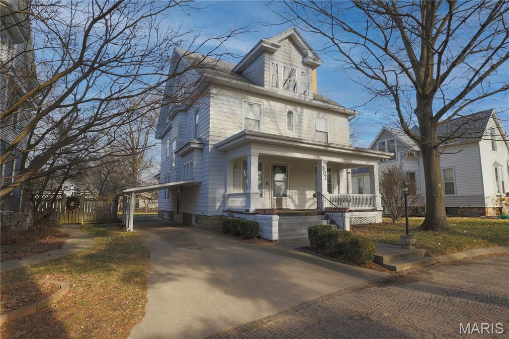 307 Tilson Place Hillsboro, IL 62049 - Photo 2 of 50