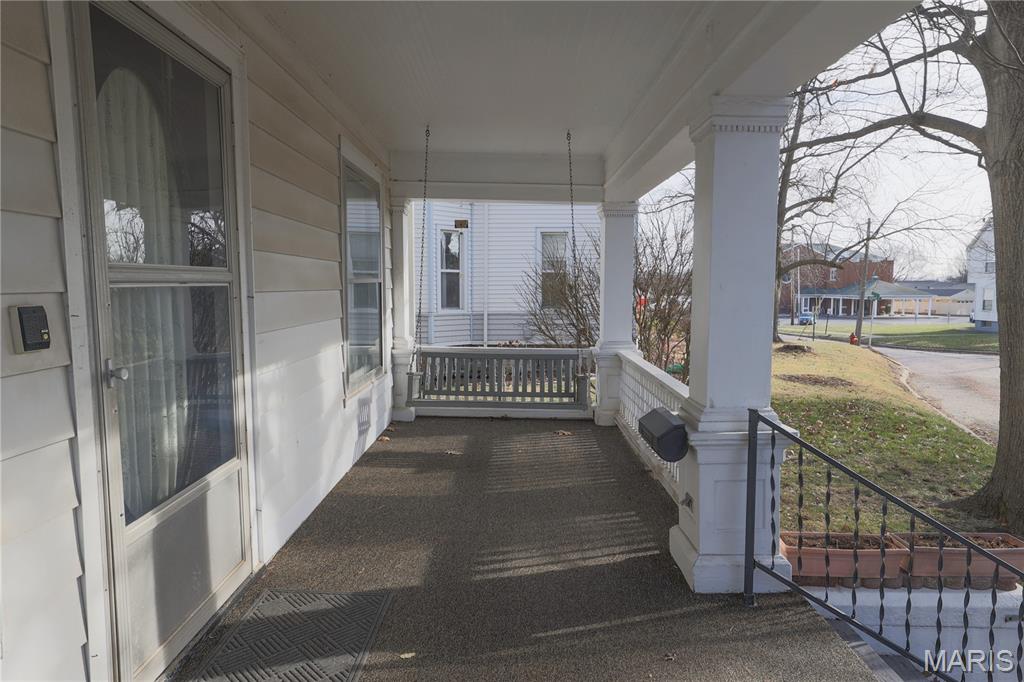 307 Tilson Place Hillsboro, IL 62049 - Photo 7 of 50