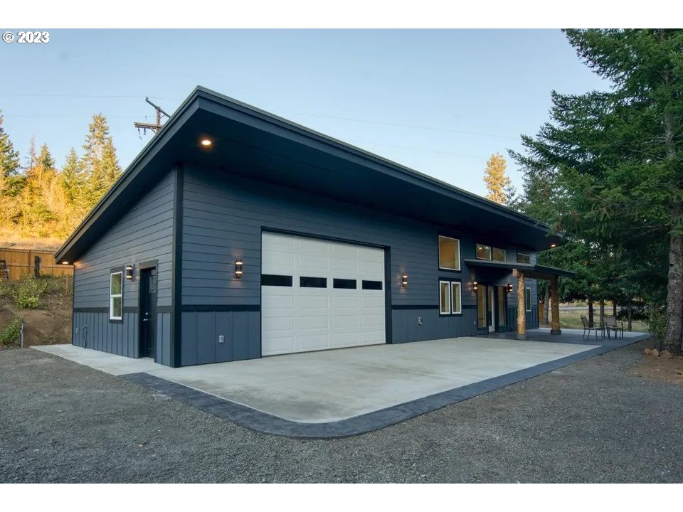 5 Cloud Line Road White Salmon, WA 98672 - Photo 40 of 40 a front view of a house with a yard
