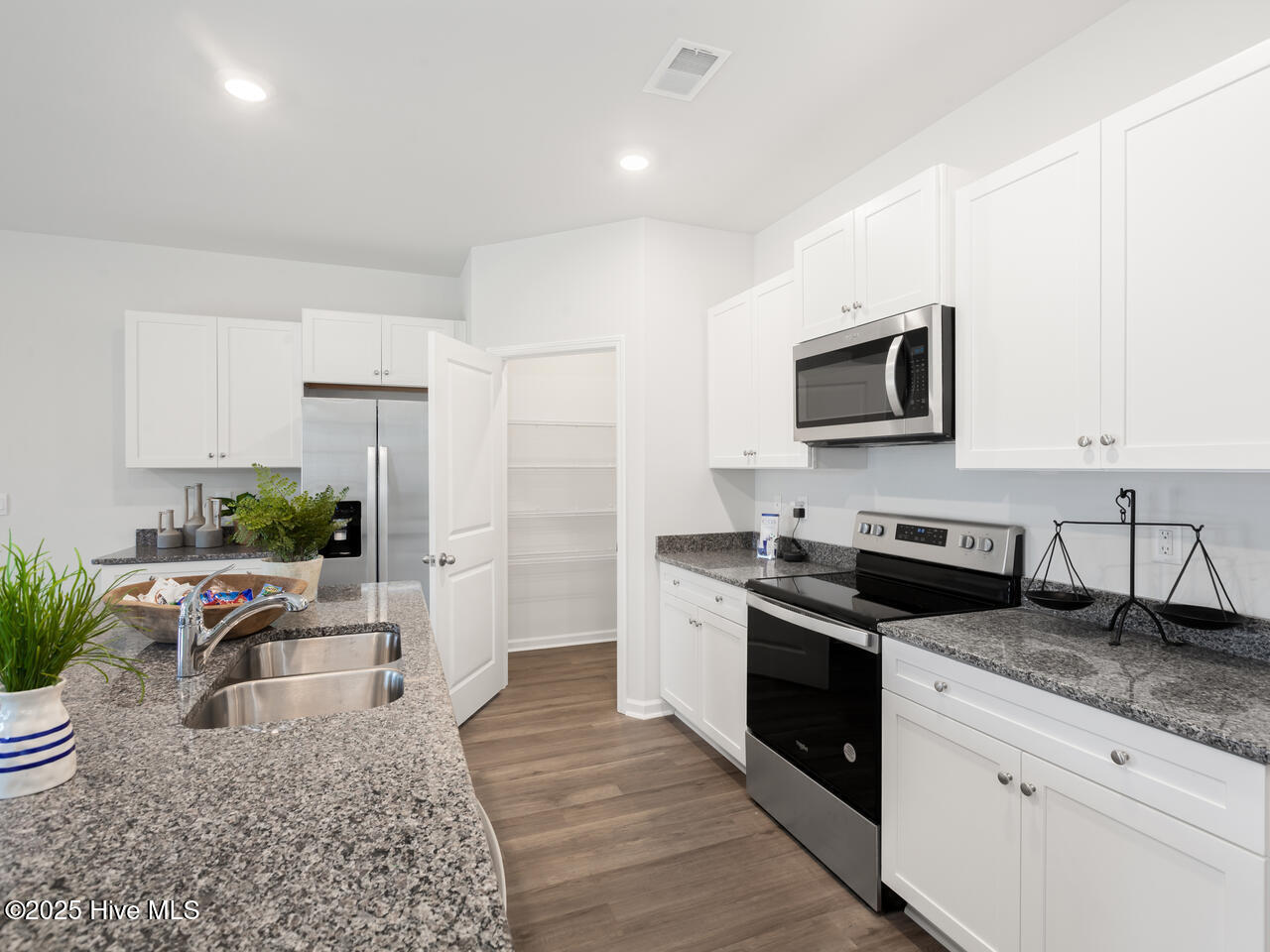 176 Legare Street, Unit LOT 219 Wilmington, NC 28411 - Photo 10 of 41 BellaPoint20513kitDRHorton-009-004-1280x