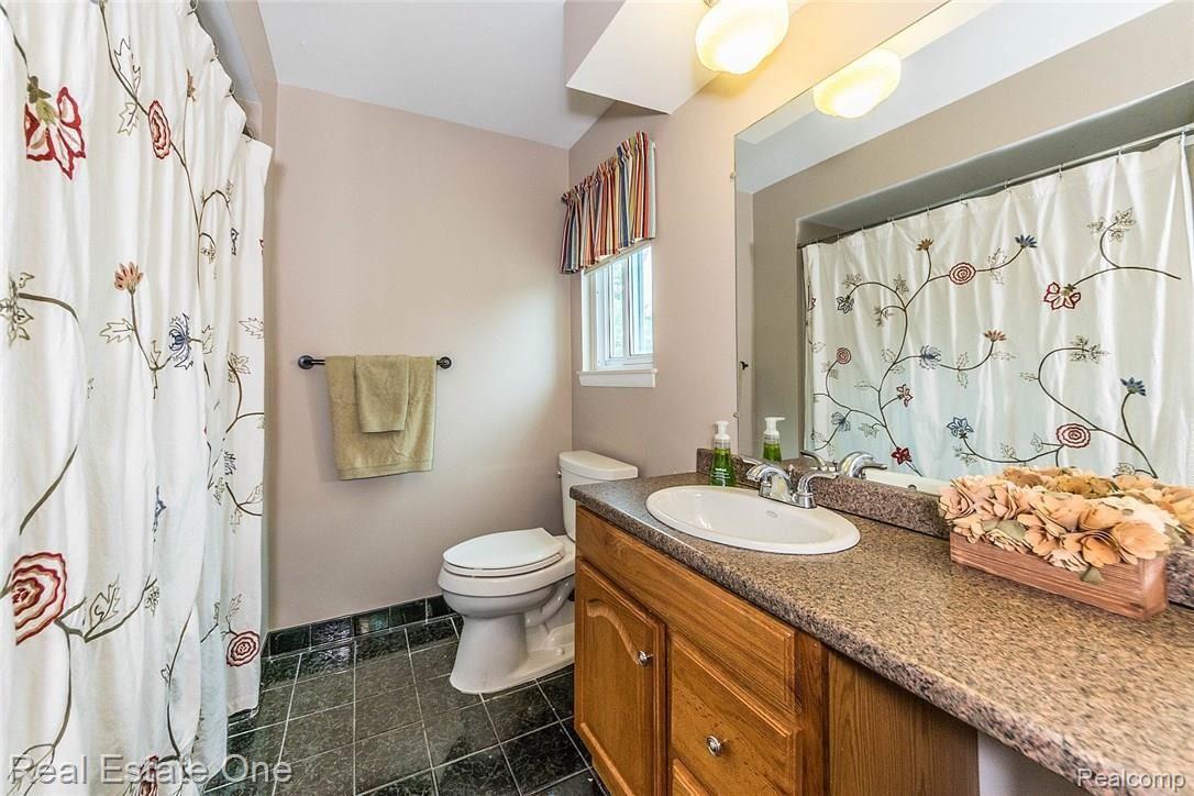 6127 Wedgewood Road Canton, MI 48187 - Photo 29 of 37 2nd Bath on upper level.