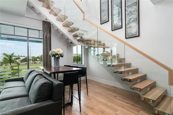a view of entryway and livingroom with furniture