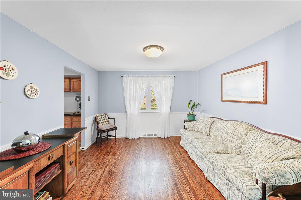 513 Beatty Road Springfield, PA 19064 - Photo 8 of 40 Living Room