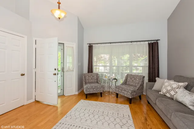 $3,500 | 724 Wildflower Circle, Naperville, IL 60540