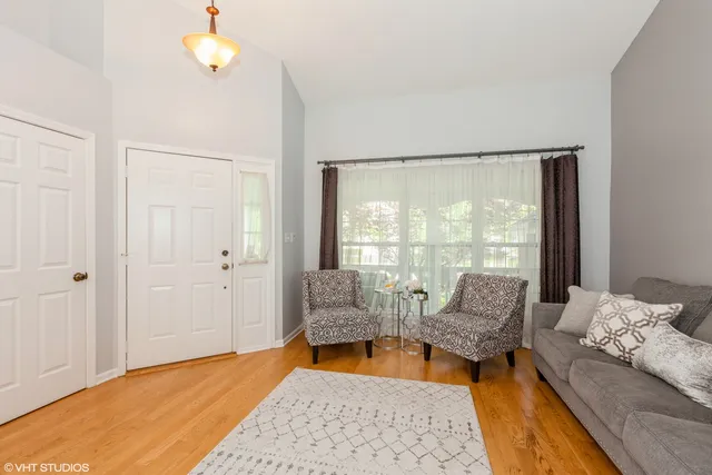 $3,500 | 724 Wildflower Circle, Naperville, IL 60540