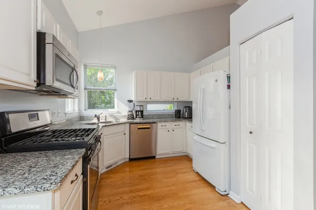 $3,500 | 724 Wildflower Circle, Naperville, IL 60540