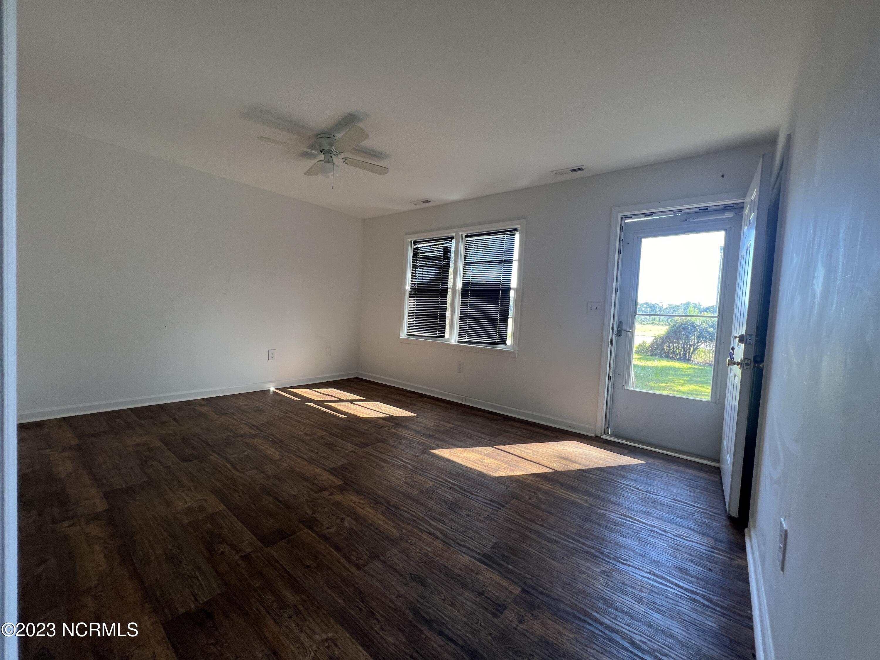 796 Laurel Road Beaufort, NC 28516 - Photo 5 of 14 Living Room