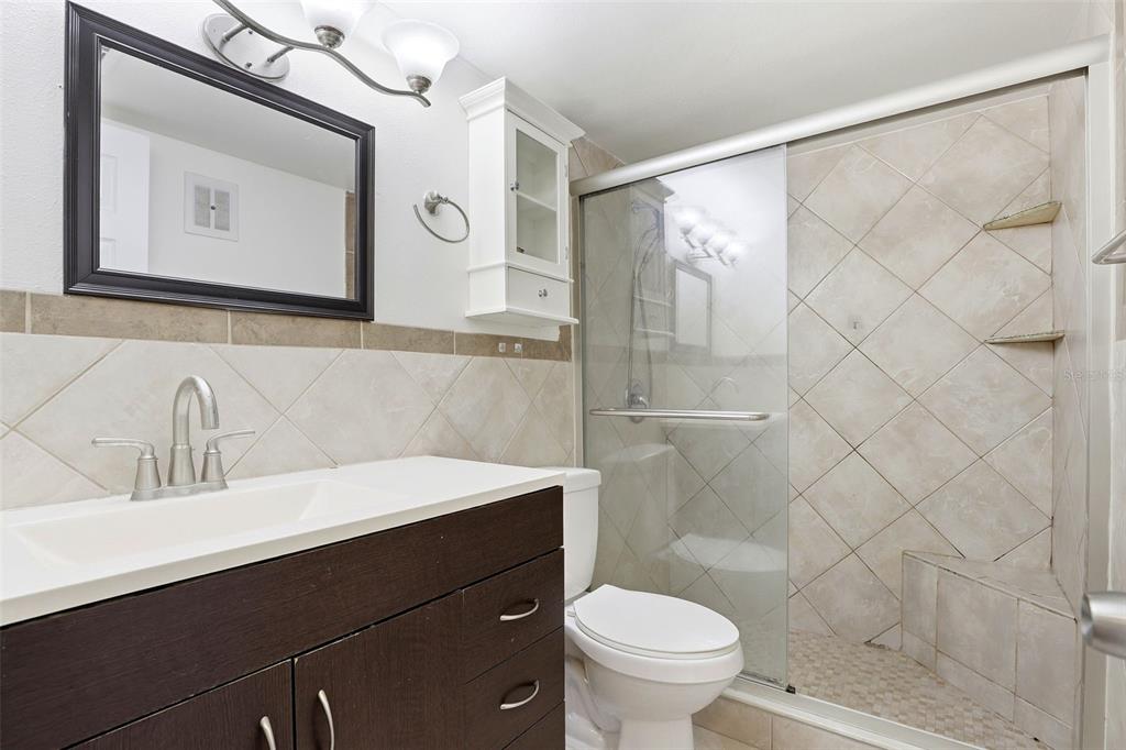 525 South Conway Road, Unit 70 Orlando, FL 32807 - Photo 4 of 28 a bathroom with a sink and a mirror