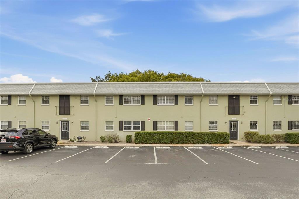 525 South Conway Road, Unit 70 Orlando, FL 32807 - Photo 10 of 28 front view of a house with a garden