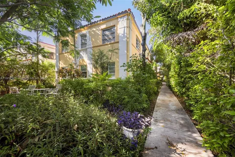 a view of a pathway with a pathway