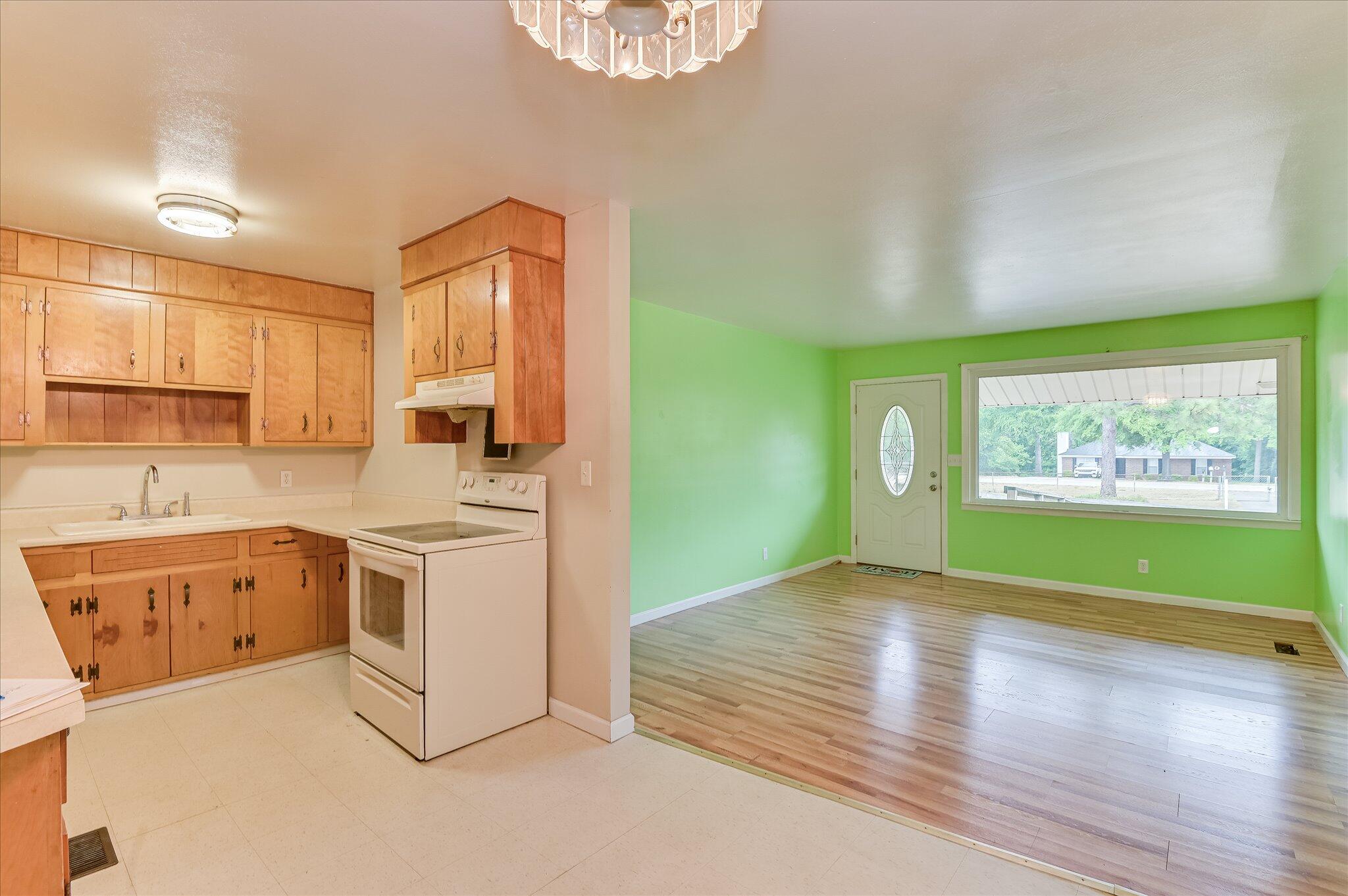 1086 Horseshoe Road Augusta, GA 30906 - Photo 10 of 43 Kitchen with view of dining room