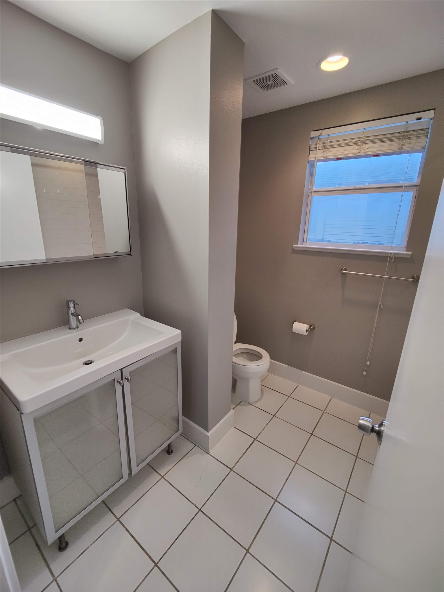 711 Graham Place, Unit A Austin, TX 78705 - Photo 8 of 12 Bathroom #1
