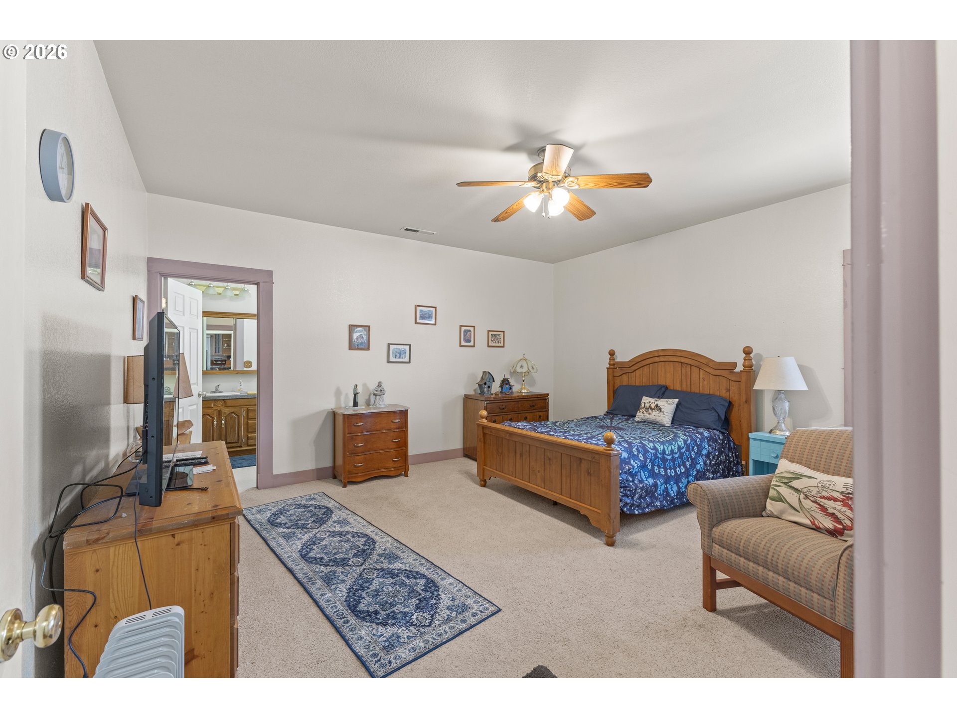 208 7th Street Myrtle Point, OR 97458 - Photo 25 of 48 a living room with furniture