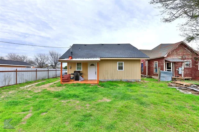 a view of a yard in front of house